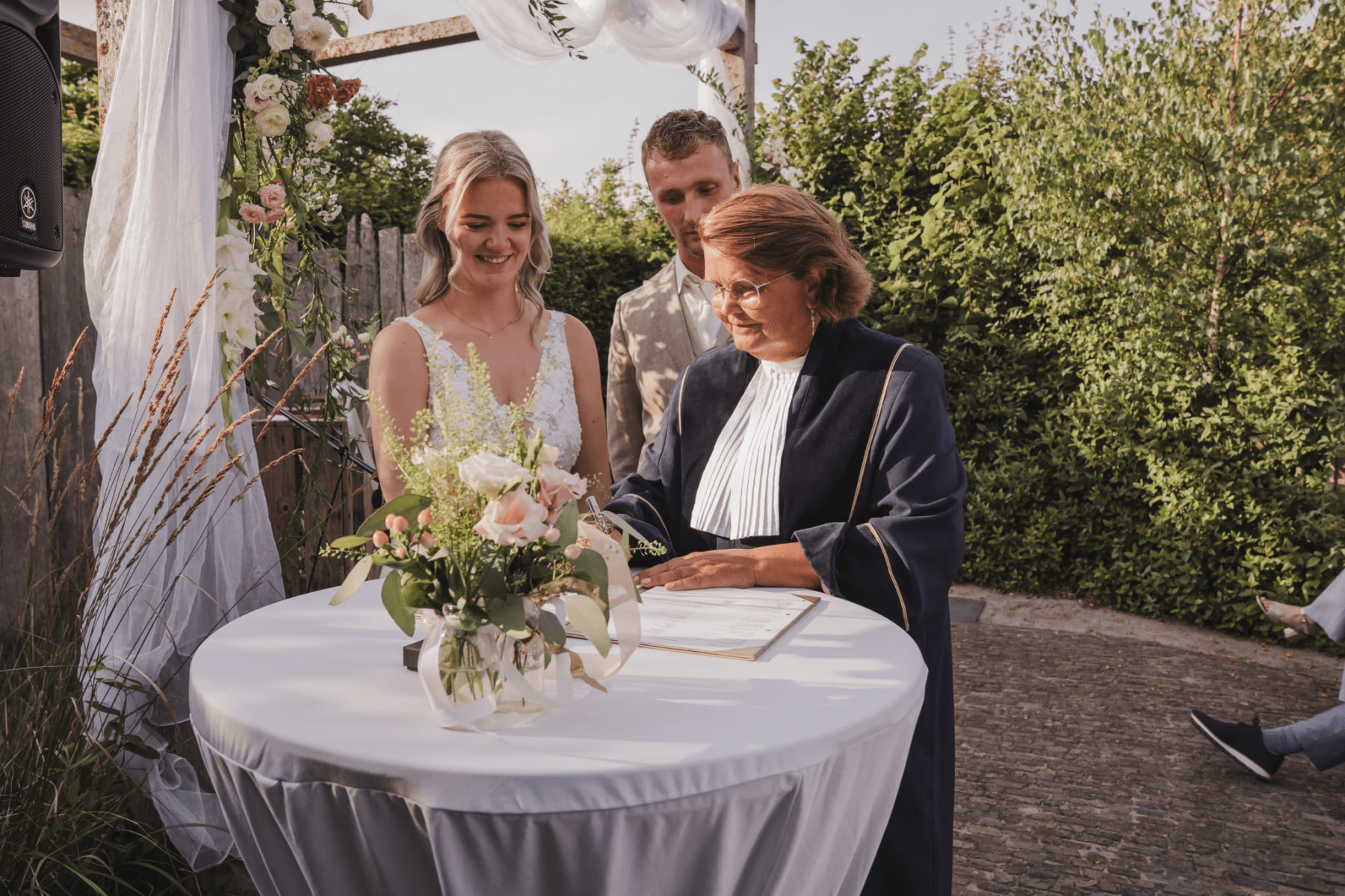 trouwambtenaar en Babs gemeente Schagen